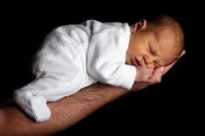 Baby auf dem Arm vom Papa