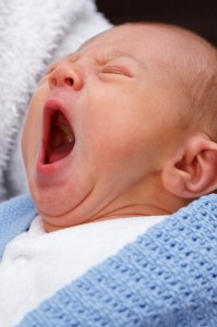 Baby schläft schneller ein in einer Babywippe mit Vibration