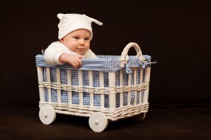 Ein neugeborenes Baby sitz in einer Babywippe